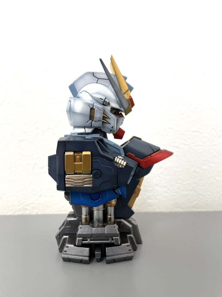 ストフリはやっぱりゴールドのイメージなので、さまざまなゴールド色を使って内部色は塗装しました。赤色の所はつや消しレッドキャンディ塗装にしています。