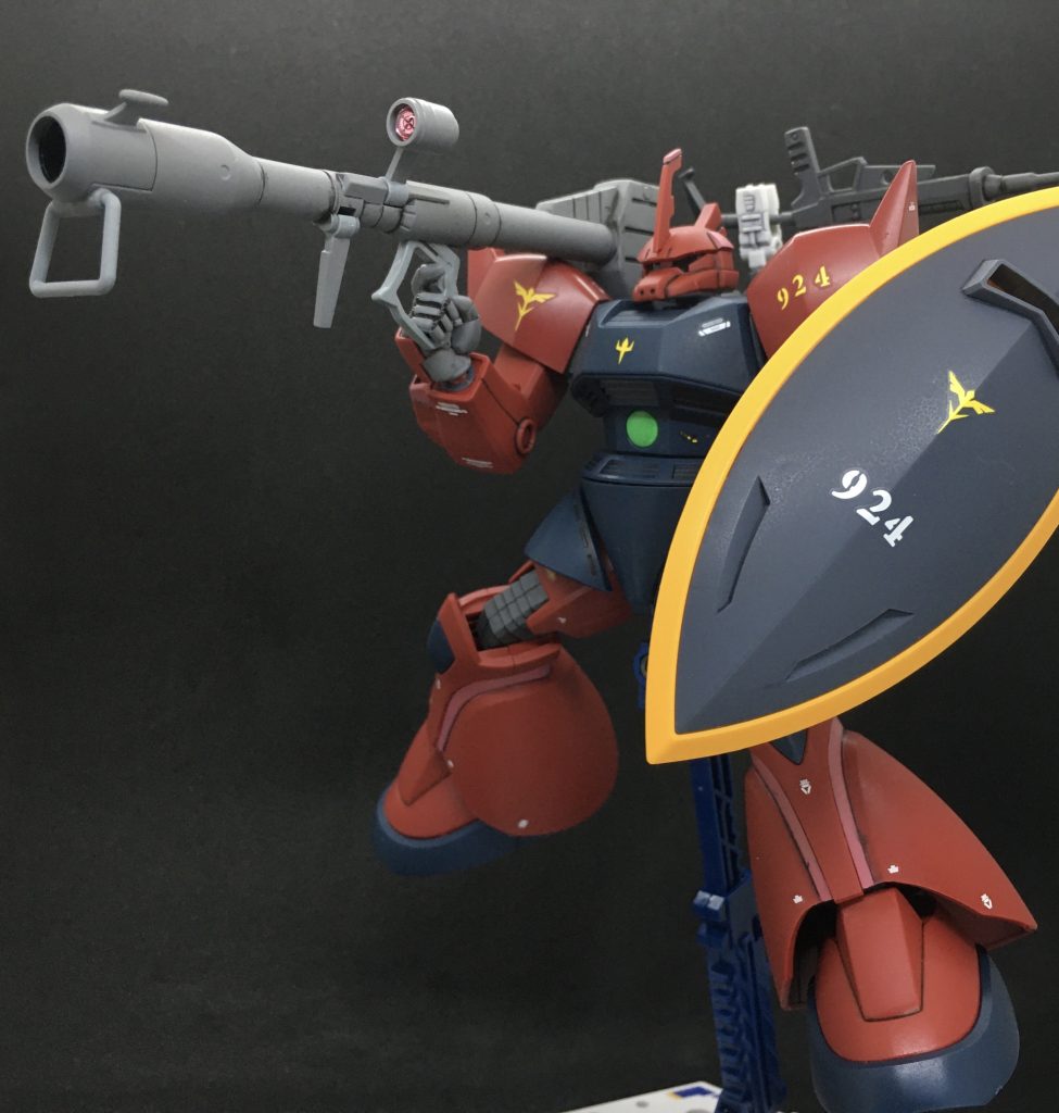 余剰パーツになる通常ゲルググの肩アーマー、前腕を加工して換装可能にしました。リゲルグに改装される前にネオ・ジオンで運用していたという想定です。 ジャイアント・バズは秋葉原のイエサブでバラ売りしていたHGUC イフリート・シュナイドの付属品、シールドとナギナタは同じくバラ売りしていたHGUC シャア専用ゲルググのものを使用。 バラ売り品を見てシャア専用ゲルググが再販されたことに気づいて購入するというよくわかんない発見の仕方...