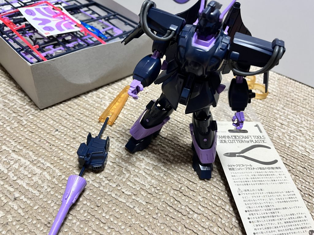 しかし、ご存知の方も多いと思われますが、このままだと武器をまともに持たせることができず簡単に落ちてしまいます。