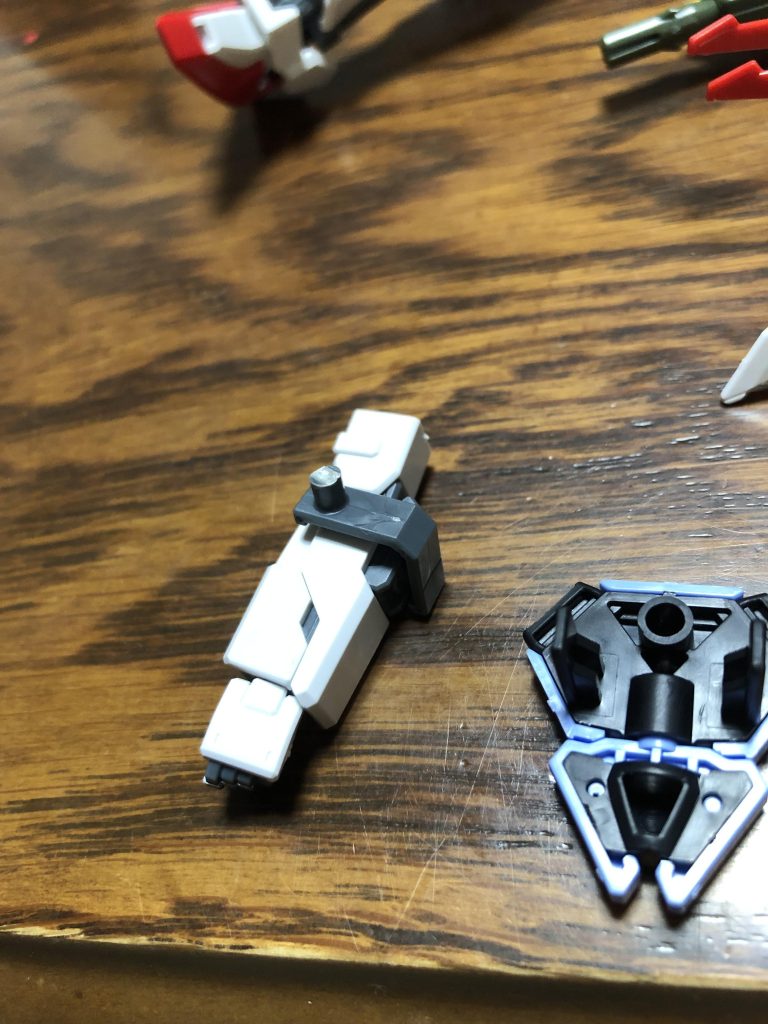 一部改造が必要と言いましたがその箇所がここ。EGの盾を取り付ける為のパーツを使用していますがボールジョイントのためHGのパンツァーアイゼンを取り付ける事ができませんでした。なので先をカットして