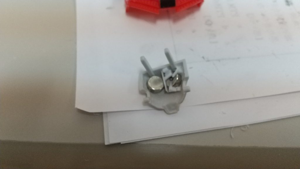 フェイス内部にネオジム磁石を仕込んでいます。