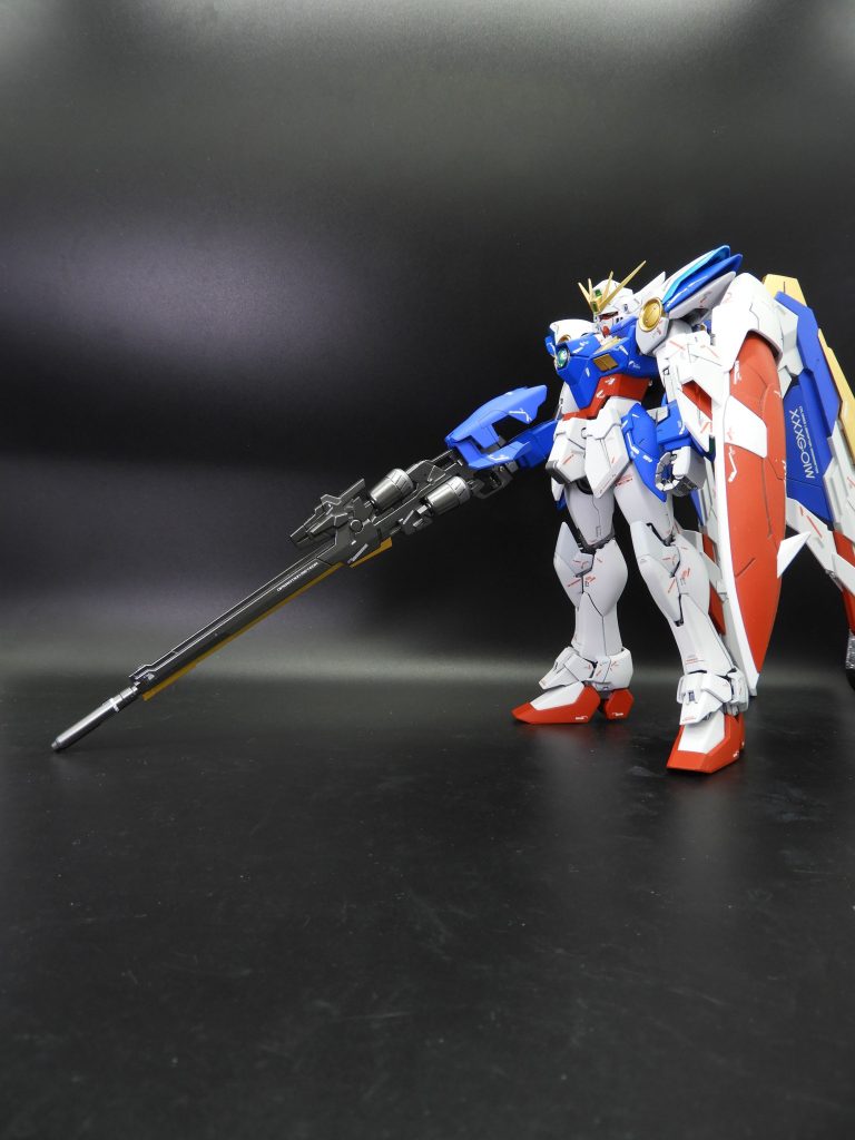 長いライフルは持っていられないので、手のひらにビス止め。