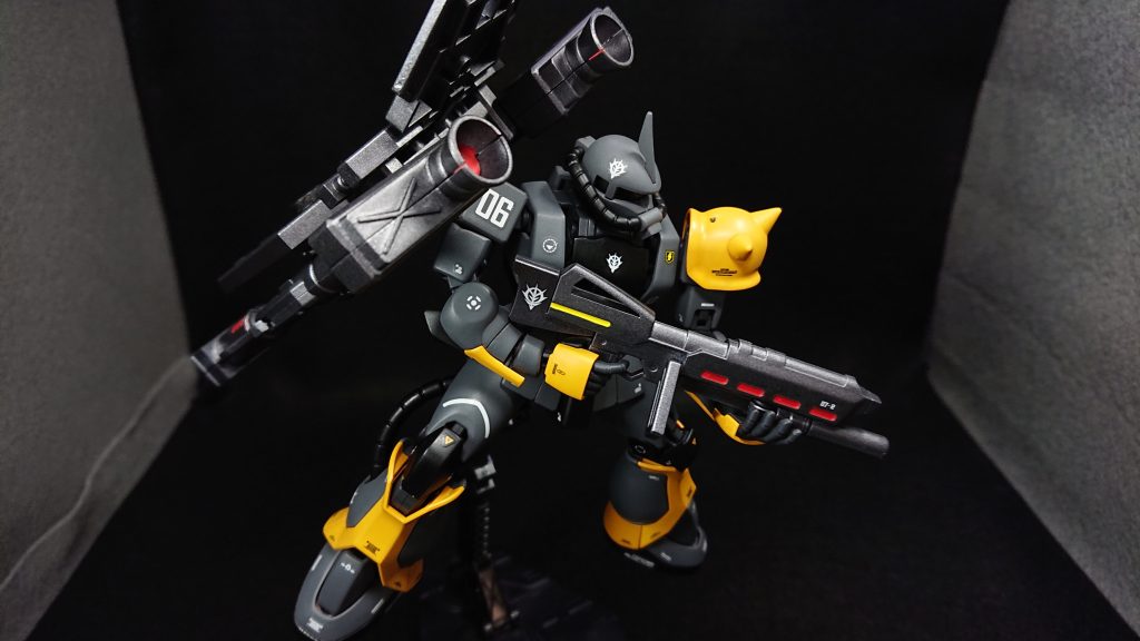 機体カラーは最初、あまりザクらしくない色を使いたいと考えましたすべてが明るい色だとおもちゃ感が強くなってしまうので、メインカラーにジャーマングレイ、差し色にブラックと落ち着きのある色にして対比になるようにキャメルイエローを選びましたイエローが強くなり過ぎないように普段よりも気持ち抑え目で塗装しています