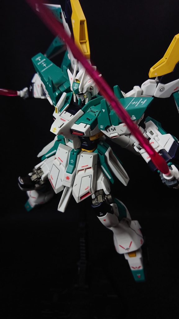 カラーリングは量産型νガンダムを参考にしたつもりでしたが、コバルトグリーンがだいぶ強くなってしまいました胸部のコバルトグリーンはダークブルーでも良かったかなと反省しつつも、差し色にクロームイエローを入れたのは正解だったと思います