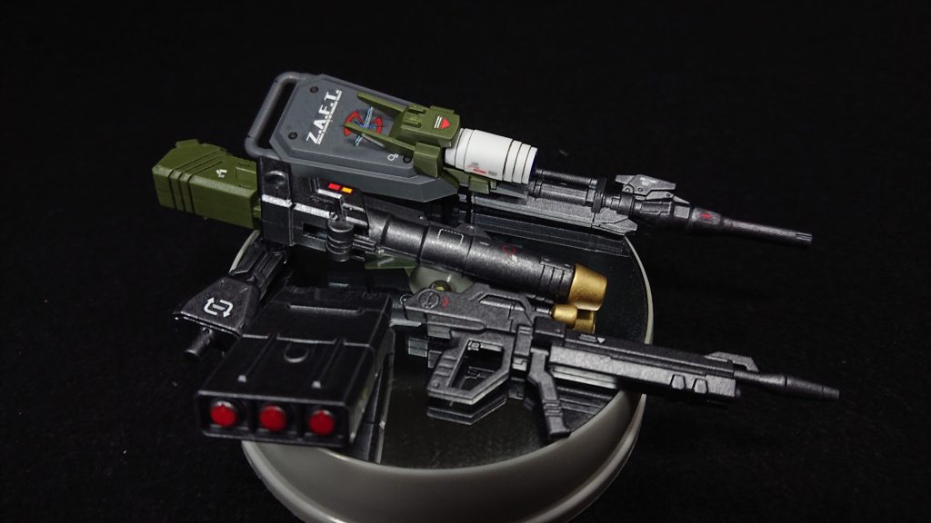 武装はFAガンダムっぽく見えるようにと考え選んでみましたバックパックにはビルダーズパーツのキャノンとバトルアームアームズのミサイルポッドを装備キャノンはFAガンダムのオマージュですが、ミサイルポッドはなんだか物足りなかったので追加装備してみました手持ちの武装でストライクのビームライフルを持たせています左腕部のシールドはガンダムEz-SRのシールドセンサーの裏に3mmの穴を開けて30MMの銃身パーツを取り付けています大型のセンサーと銃身の複合兵装なので正確な長距離狙撃が出来たらいいなと考えています
