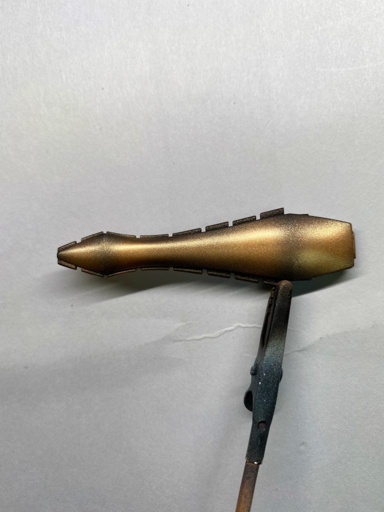 ② ゴールドをオーバーコート。写真だと下地の影響がわかりにくいですね