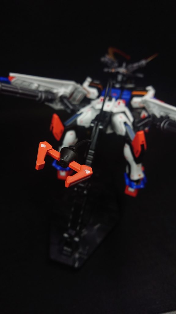 動物型のMAに可変するということで尻尾もあります今回の尻尾はあまり太くしたくはなかったので、リード線で再現してみました尾の先にはソードストライクのロケットアンカーを装備、このアンカーで相手を拘束し動きを抑えたり、引きずり回したりします