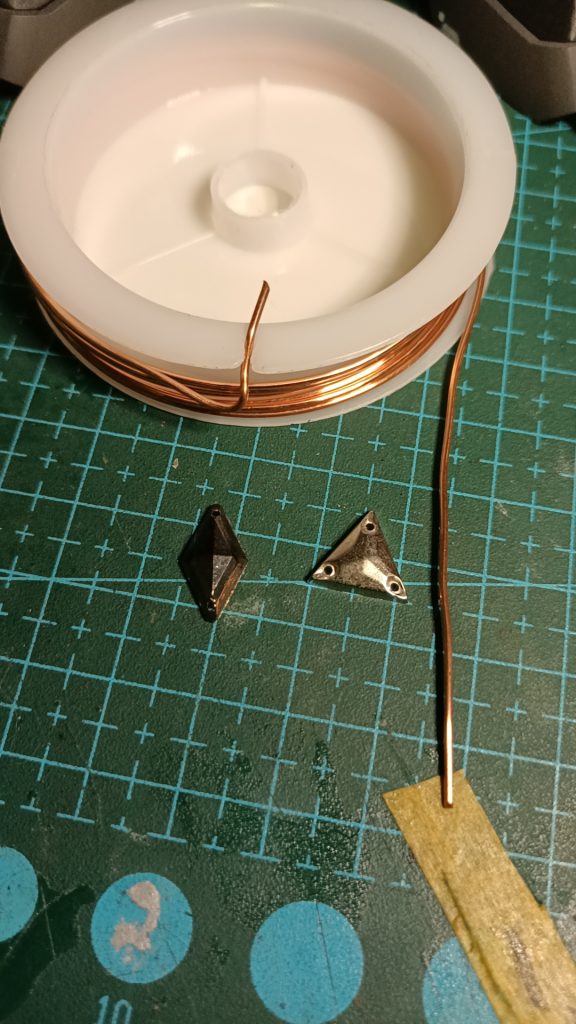 よく使う1mm銅線と１０X１０ｍｍサイズの“爆発反応装甲”