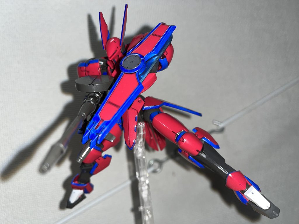 かなり窮屈ですがフォアグリップ握って両手持ちも出来ます。盾に隠れて左手が本当に握ってるか見えませんがw