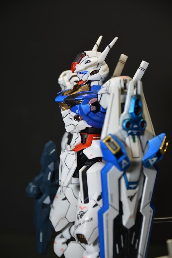 目のみ発光　いわれないとわからない感じですね。