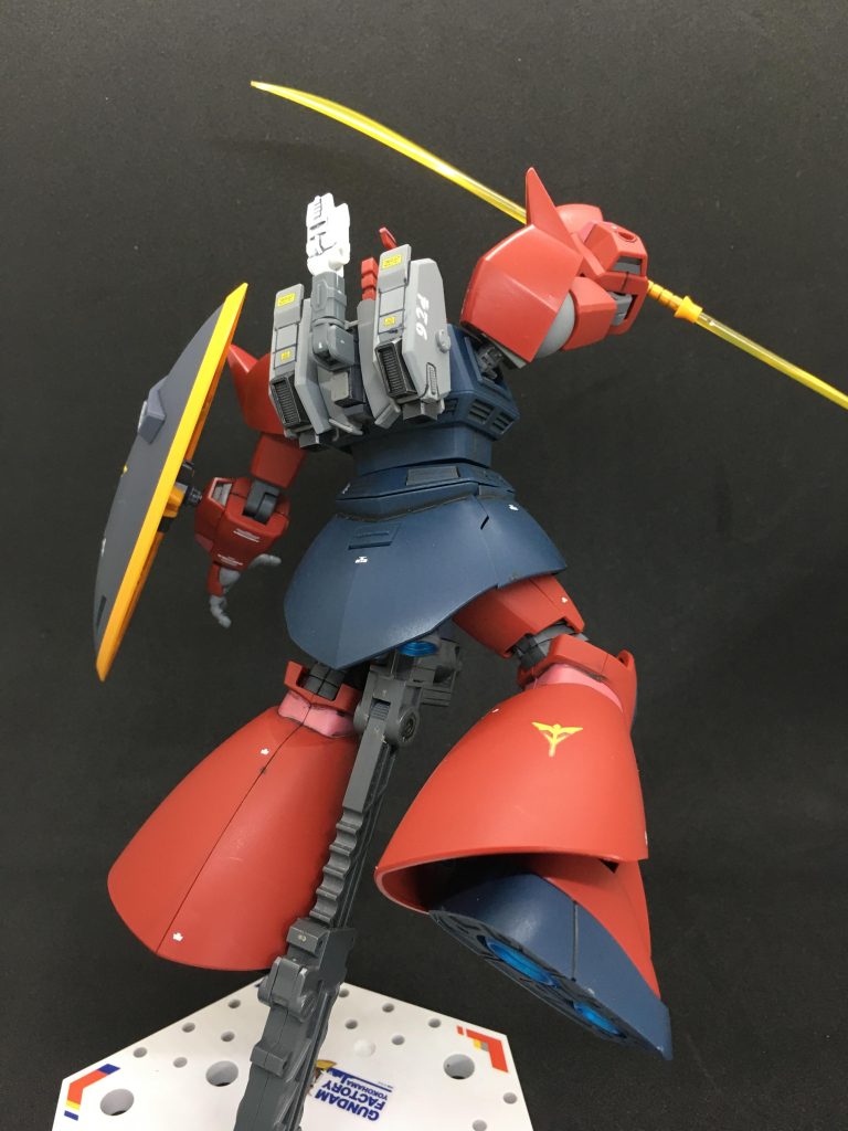 バックパックはHGBC ザ ノーザンポッド付属のインパルスジム(マヒル機)再現用のパーツを加工して使用。余剰になるゲルググの背面パーツに固定して接続します。 「MS IGLOO 黙示録0079」で登場するゲルググは実はB型、いわゆる高機動型ゲルググと同じバックパックを装備している設定なので、それになぞらえてB型のバックパックを発展させたものを開発したことにしています。