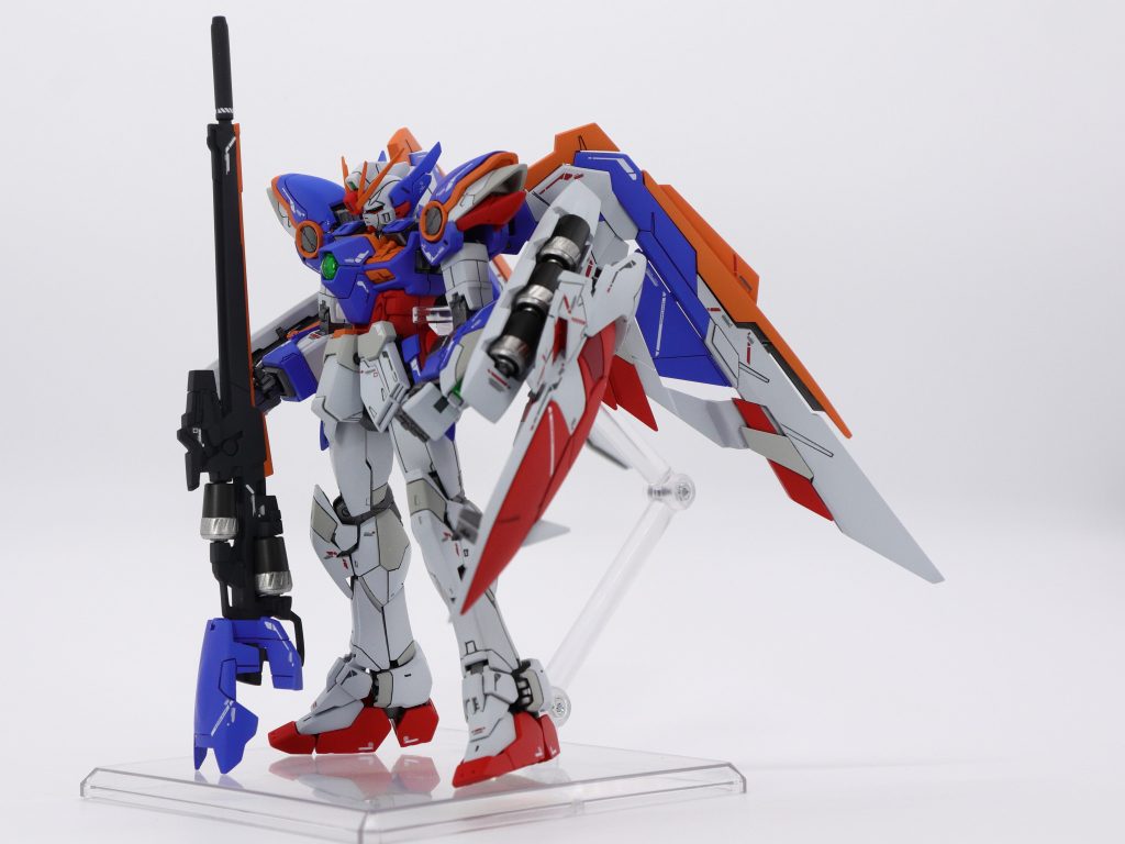 なんかウイングガンダム自体は小さいんですが…ウイングがでかくて自立しません。けっこうポロリするかな、と思っていましたがパーツ自体は大丈夫そうでした。ただバスターライフル重すぎです。