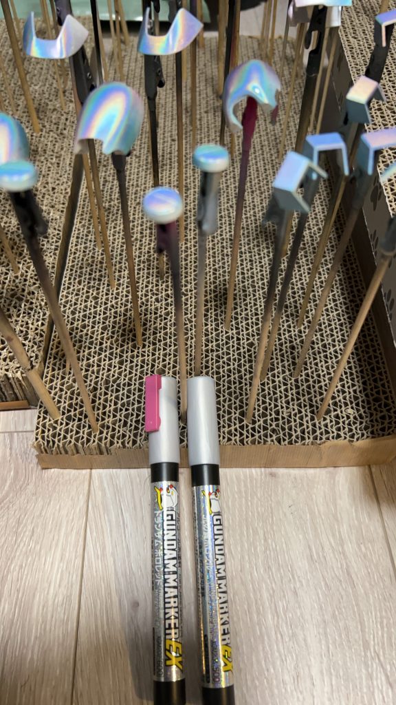 白パーツ塗装。そのまま白でも良かったのですが、つまらんなと思ってガンダムマーカーのホロブルーとホロレッドをまばらに重ね吹き。面白い感じになりました。