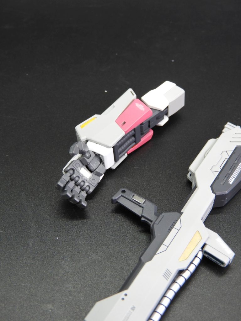 右掌とライフルのグリップのダボが浅くてすぐにはずれてしまうのでネオジム磁石を仕込みました。しかし思ったほど保持力が強くありませんでした。