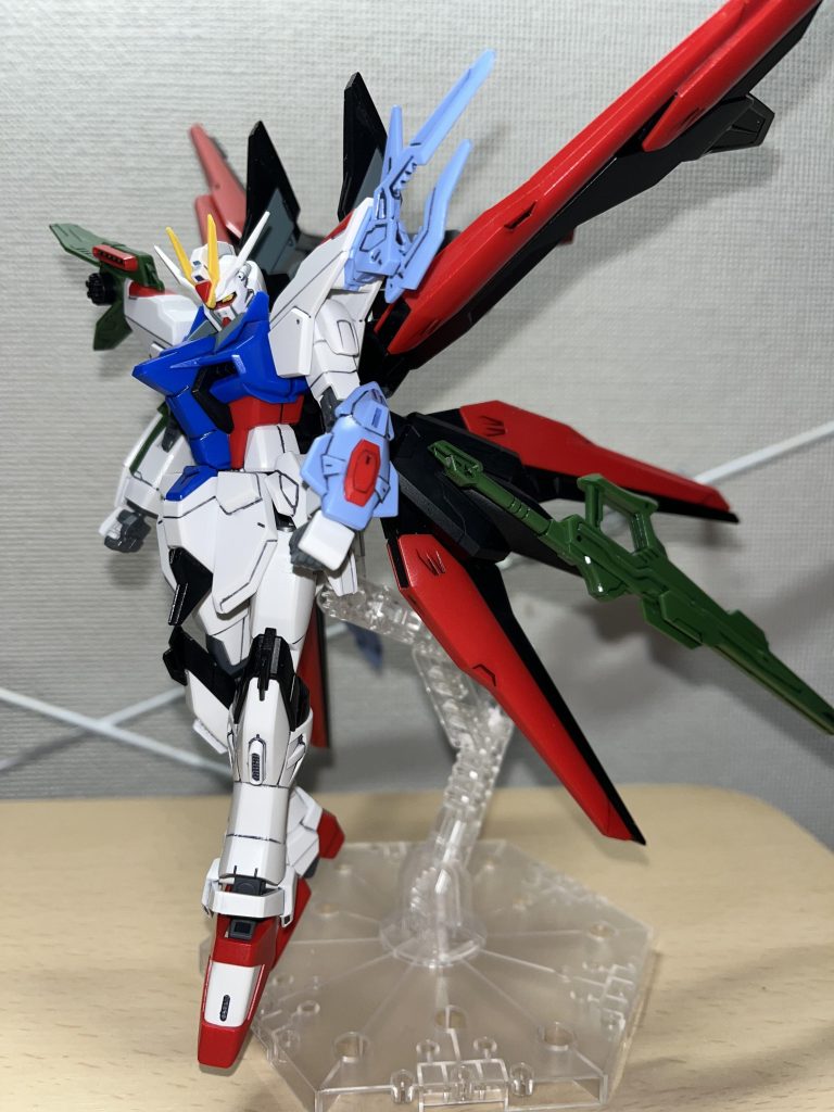 ちなみに右肩の後ろ側に撃てる謎のカリドゥスは無かったことにしてます。なんか他の機体の改造用にパーツ取っとく方がいい気がしたので。完成度を上げるなら、蓋パーツでも作って塞ぐのが正解なんですが、そこまでする元気もこだわりもないので、そのままにしてます。見なければ問題ない。撮らなければ問題ない!