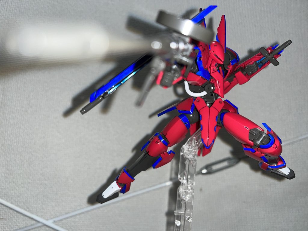 とりあえずいつものSEEDポーズ!この機体はライフル長めでサマになります。