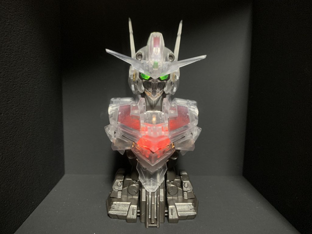 クリア外装版発光。こちらだと光が届いていないのがわかりやすい。胸部は内部の発光パーツのクリア化と遮光してあげれば少しはマシになるのでは?コレについてはやってみようと思います。