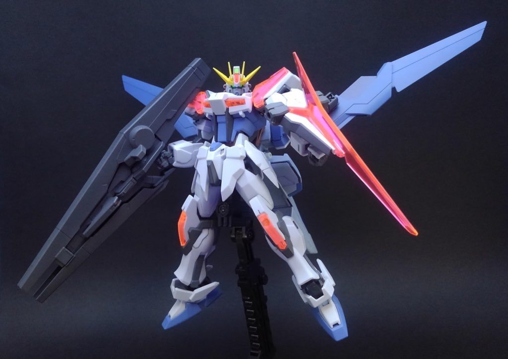 翼を最大まで広げるとさらにヒロイックになりますブラックライトで光るおかげでとてもいい写真が何枚も撮れましたアニメみたいなガンプラバトルがいつかしたいですね