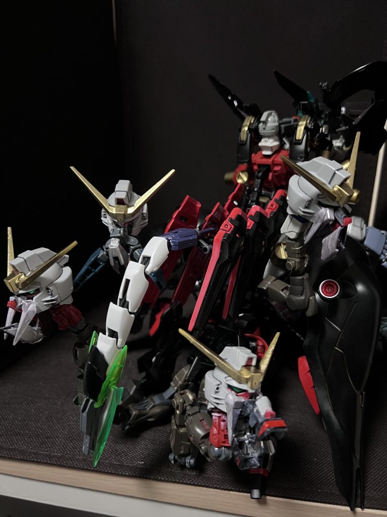 背後から デビルガンダムといえばガンダムヘッド! どう再現しようか悩んでましたが、SDのキットが安くて丁度いい大きさだったので、ディスティニーガンダムSDのキットを4つ購入し、頭だけ取って再現してみました。SDキットが安くて良かったー笑 残りの首から下の使い道は考え中、、、。