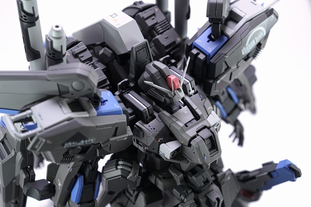 胸ブロック 小型化しつつ前方へ絞り込むように改修肩外装形状変更、フレームは内側方向へ延長