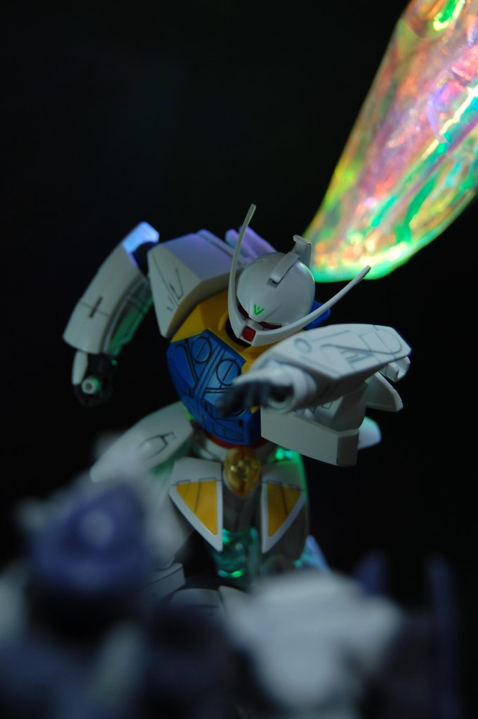 「遅い!」   HGのターンエーは肩回りの可動がよくないのですが、左手は肩より上の位置から突き出して前腕部の面も見えるようにしたかったので、二次元の嘘でそう見えるような感じでありえない角度で曲げてます。