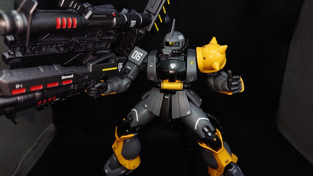 今回のお気に入りポイントは“シールドダブルバズ”ですザクのミキシング改造ってどんな感じで手を入れたらいいのか悩んでいたところ、たまたまYouTubeでガンダムビルドリアルを視聴しニューダブルバズーカを目にしました「かっこいい…これだ！」と一目惚れでしたｗですが写真撮影の時に気が付きました、この武装の取り回しはかなり悪いですね撮影には苦労しましたが、カッコよくできたのでヨシとしますｗでは、最後までご覧いただきありがとうございました