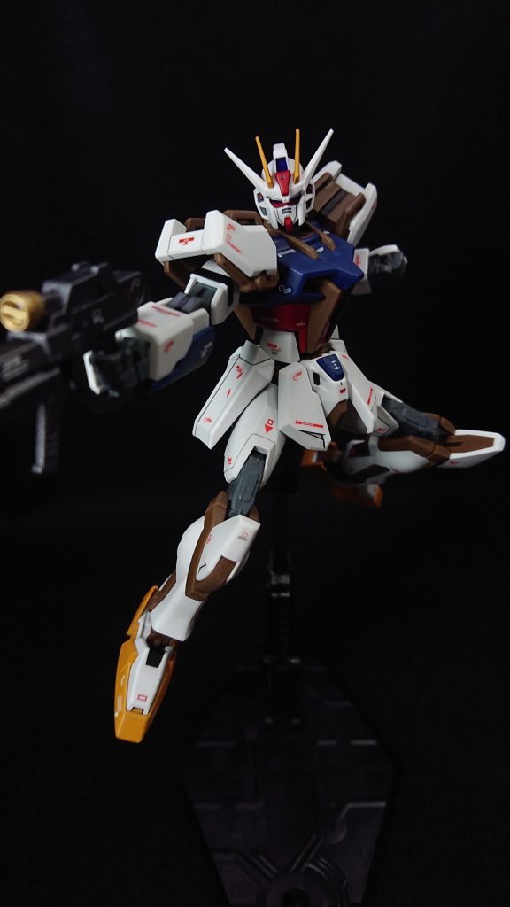 武装と装甲の無い、素のストライクです脚部装甲の接続の兼ね合いのためアンクルアーマーは無くしています