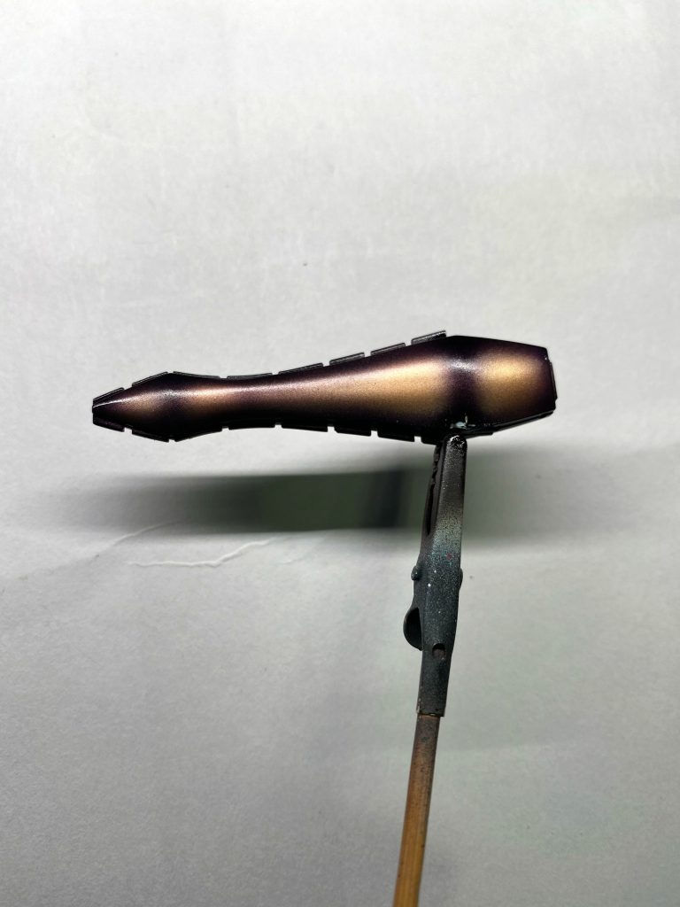 ③ クリアブラックと純色バイオレットで調色した塗料でシャドー吹き