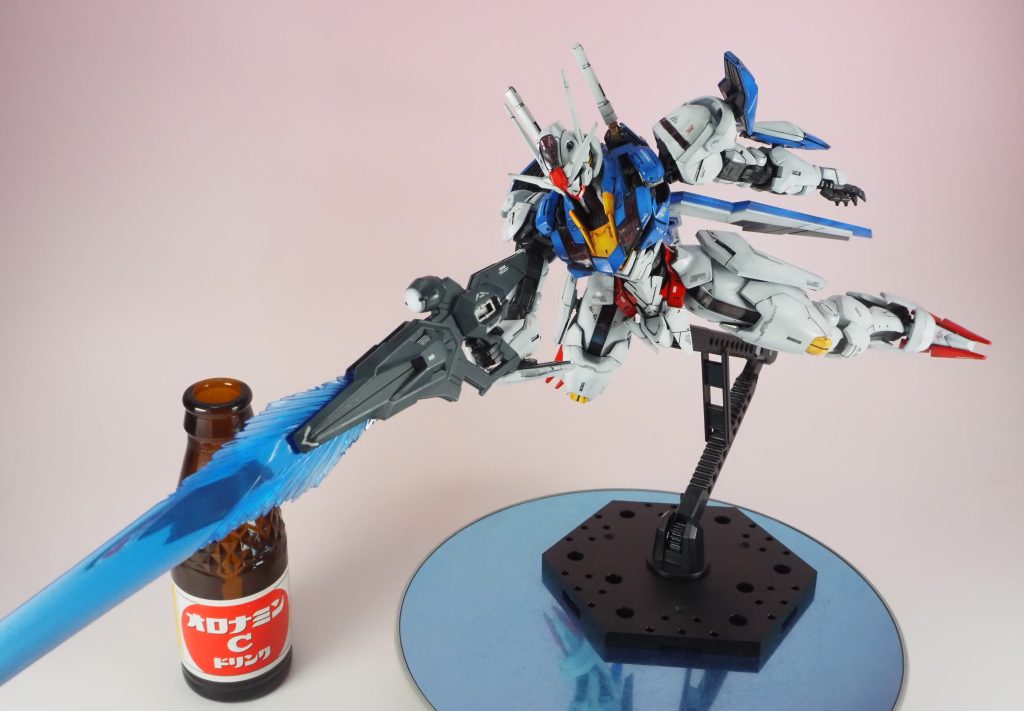 スタイル良し、可動良し、完成度の高いキットですね。ライフルエフェクトは1/144と比べてもより大きく迫力がありますね。