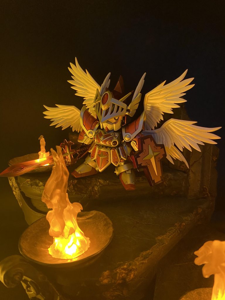 サタンガンダムの城の灯りに照らされたエンジェルレディナイトガンダム。これから、最後の戦いが始まる… 的な笑笑我ながら上手くキットと足場がマッチングしたなと♪