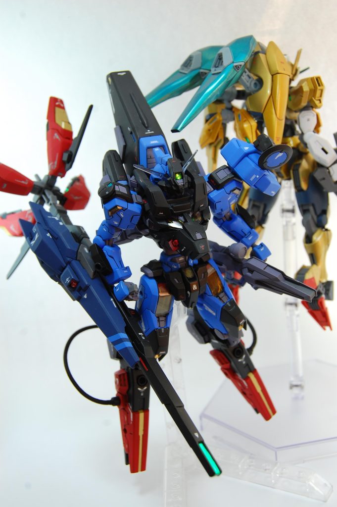 胸周りの着想はX(旧ツイッター)のこちらのイラストで、パッと見で「なんかピーキーで速そう」と思わせる見た目を目指しました。胸はパーツが盛られているというよりは、パーツ自体が前後に肥大化して見えるように。強調したいのは胸周りなので、そのシルエットをボカしてしまうほどのパーツの追加はなるべく控えて、シンプルな機体がでかいライフルを持ってる印象も残すようにしました。