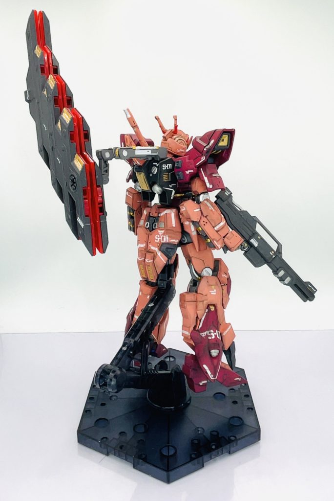 後ろから関節部分はクロームシルバーで統一