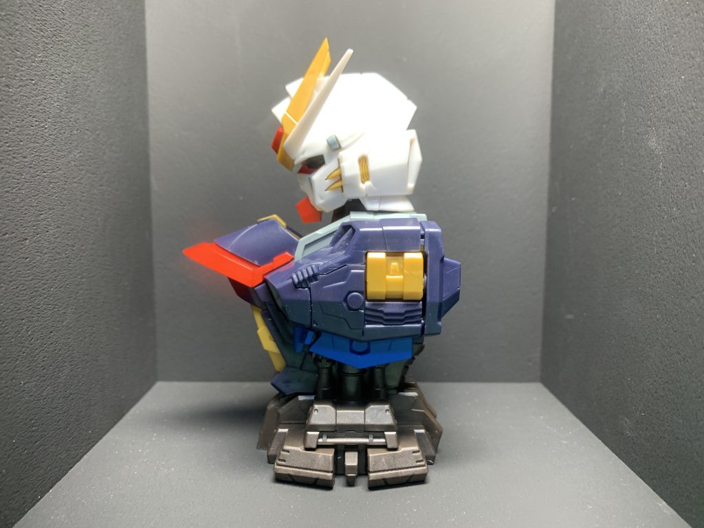 横から。シルバーに塗ったら映えそうなディテールいっぱいなので全塗装しなくともガンダムマーカーとかで部分塗装するだけでもかなり満足できそう。