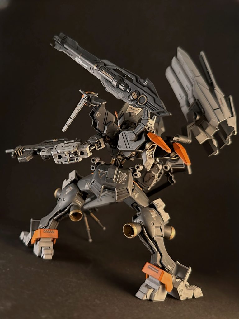 AC風に組むにあたりゲーム同様武器選択を悩みましたが、肩武器にジェミナス用陸戦ユニットを使い、ブースターごとバックパックから切り出して取り付けたことで、いい感じに雰囲気出た気がします!また基本ACは装備できる武器が4つなので、グラントンファーはあえて外しています脚部は無骨さ強調のためヴィダールのものを使用四角い膝+むき出しブースターの造形が素敵です☺️