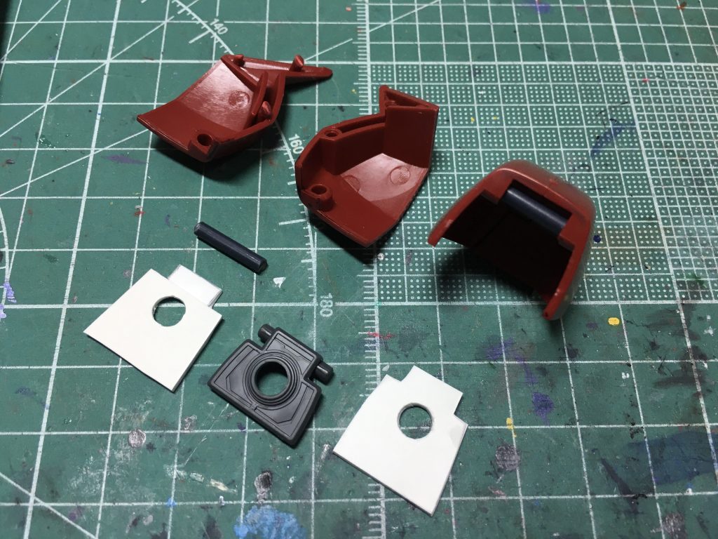 肩アーマーはリーマーで穴を開けた0.75mmプラ板と2.5mm径(だったっけ?)のランナーで接続部を製作しました。軸がきつすぎてプラ板が剥がれないようにクリアランスを調整して組み込みました。 後ハメ加工はせず、肩アーマーの塗装後に接続部を塗っています。