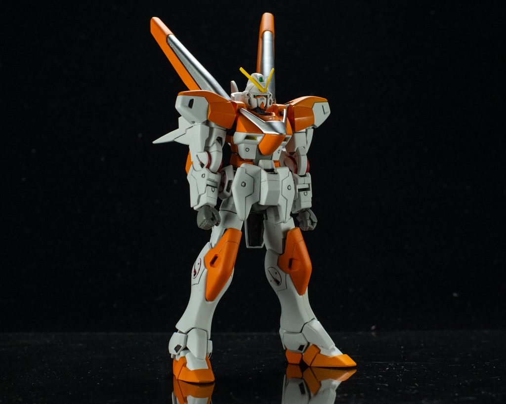 Vガンダム放送当時、格闘ゲームが流行していたので2Pカラーのイメージでオレンジベースにしました。タミヤラッカーのピュアオレンジとガイアノーツの橙黄色を混ぜました。白は成形色のままです。影色にアクリルガッシュの暗黒ブラックを使用しています。 