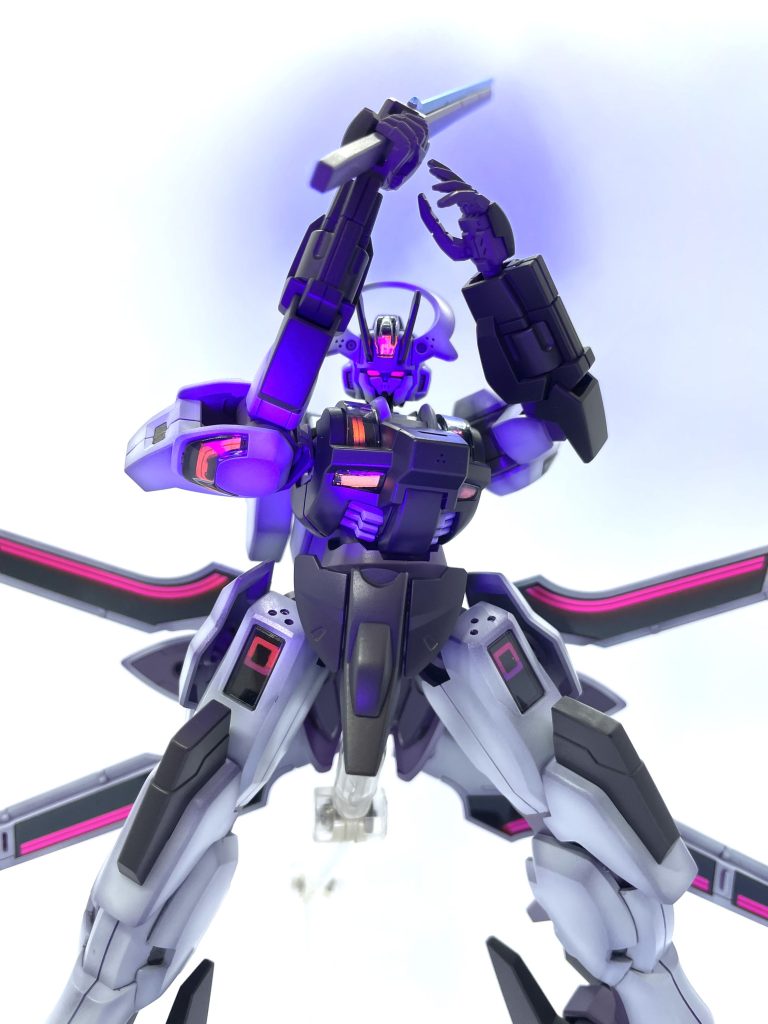 アニメでグエルの刺し違える時のワンシーン。ツインアイは塗装無しでも発光しますが、それ以外は蛍光塗料で塗装しています。