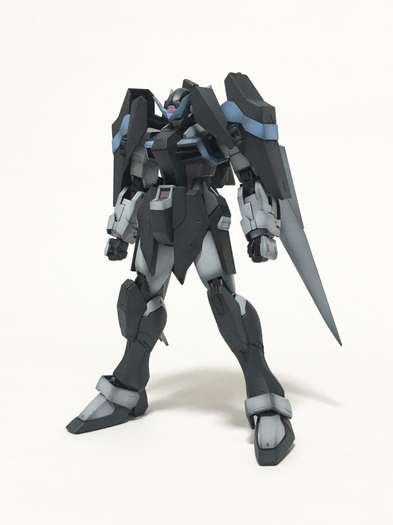 素体から。今回もミキシングしています。ミキシングに使用したのは全てHGシリーズで、デスティニーガンダム、ガンダムイージスナイト、エクシアダークマター、ガンダムAGE2です。シンプルだけどカッコいい機体を目指しました。