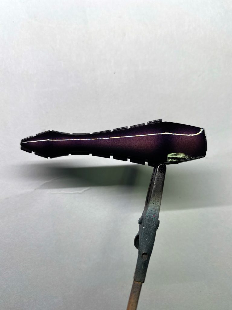 ④ ③で使用した塗料を全体に吹いてキャンディ塗装完了。光の加減で黒く見えたり下地が透けて見えるような塩梅を狙いました。