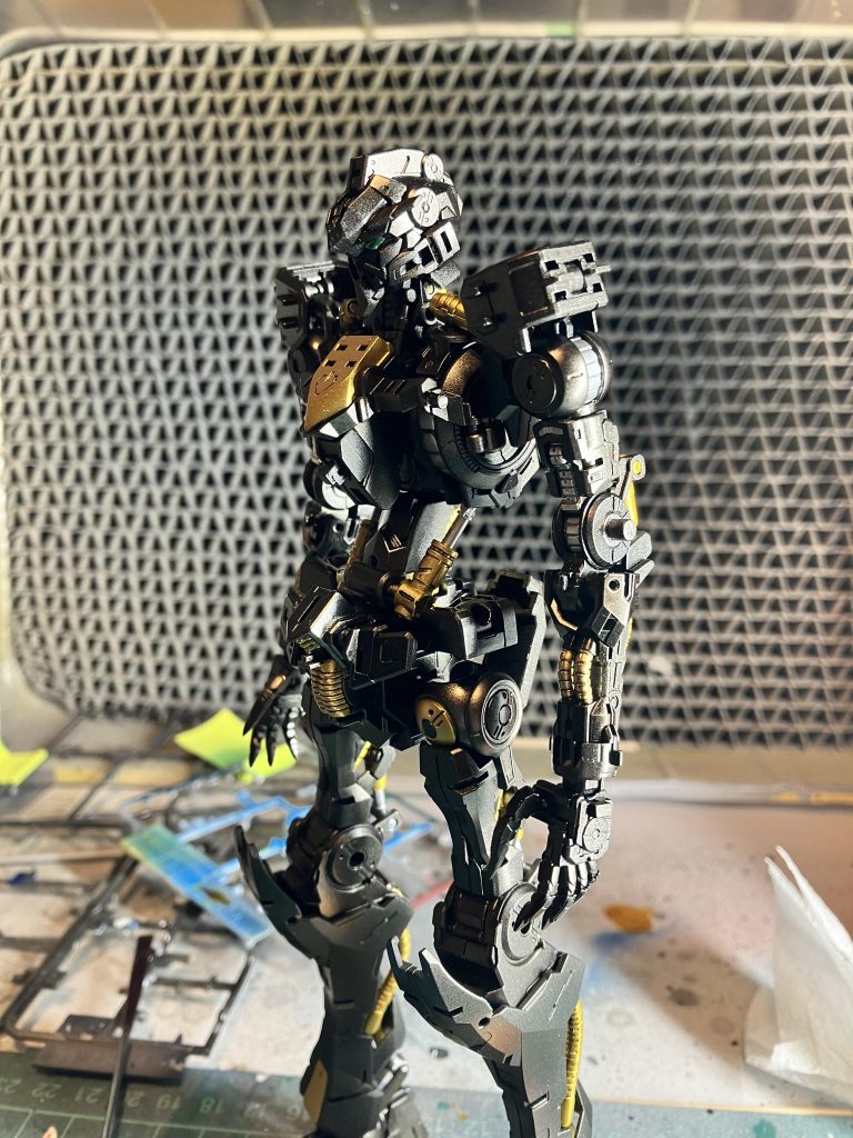 内部フレームはガイアカラーのガンメタルでところどころゴールドとシルバーを塗り分けましたが、外装つけたらそんななら目立たなくなりました。意味なし!\(^o^)/