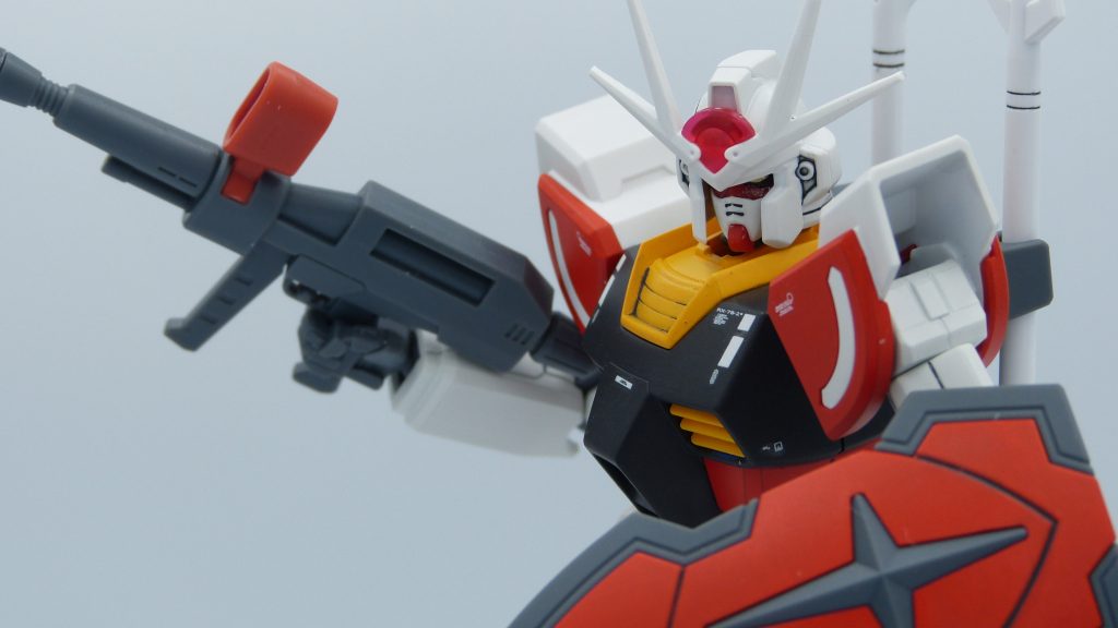 塗装は関節のグレーは成型色のまま、赤と白パーツを筆塗りで塗装している。いつものように瓶生のままで調色はしていない。赤⇒NAZCAカラーフレイムレッド白⇒ニュートラルグレー1(ガイアカラー)ライフルセンサー部水色⇒スカイブルー(Mrカラー)