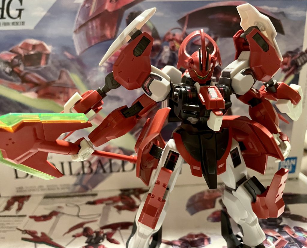 ダリルバルデの物を再利用した各種ドローンは引き続きAIによる制御で縦横無尽に動く。汎用接続部をいくつか設けることで拡張性を備えており、通常兵器を装備することもできる。