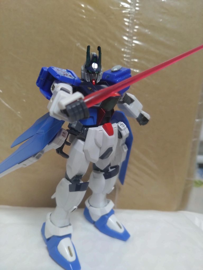 ビームハンド×2両手がビームを掴める手になっており、ビームを掴む以外に両手からビームサーベルを出すことも可能。ガンダムレギルスといったヴェイガン機とは違うビームの出し方で、ビームを掴んだような持ち方をして戦う。