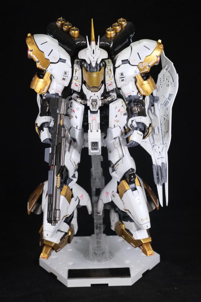 レッドチップやデカールで情報量を追加。曲面が多い機体だから筋彫りはあんまり似合いそうでなかったので控えめに。