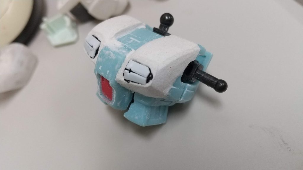 胸部ですね。石粉粘土を盛り、ヤスリで整形しています。