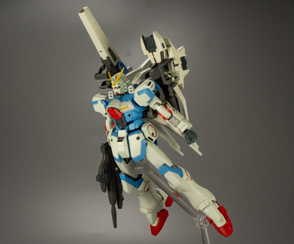 本体色はTV版ファーストガンダム色で塗り、各所の肉抜きを埋めたり、手首をロボマニの2Sに変更、体各所にあるウェポンマウントにはレッドポイントを追加しました