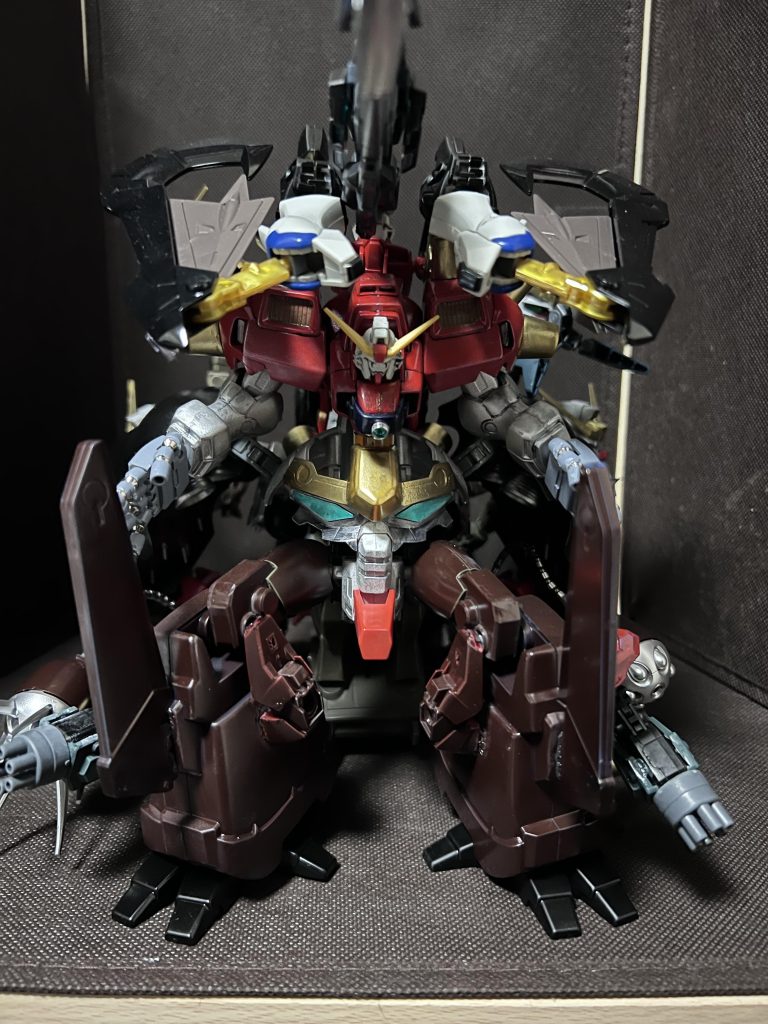 正面からです。頭部は正規のものからディスティニーガンダムに変更(正規品だと作りが荒いため) 手も余ってたジオングの手に変更。てな感じで持て余してたジャンクパーツをこれでもか!と盛りまくりました笑 おかげで時間かかりました→1/3は考えながら堕ちてた時間笑笑