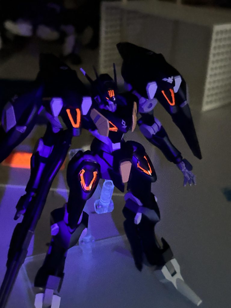 ブラックライトで光ります！