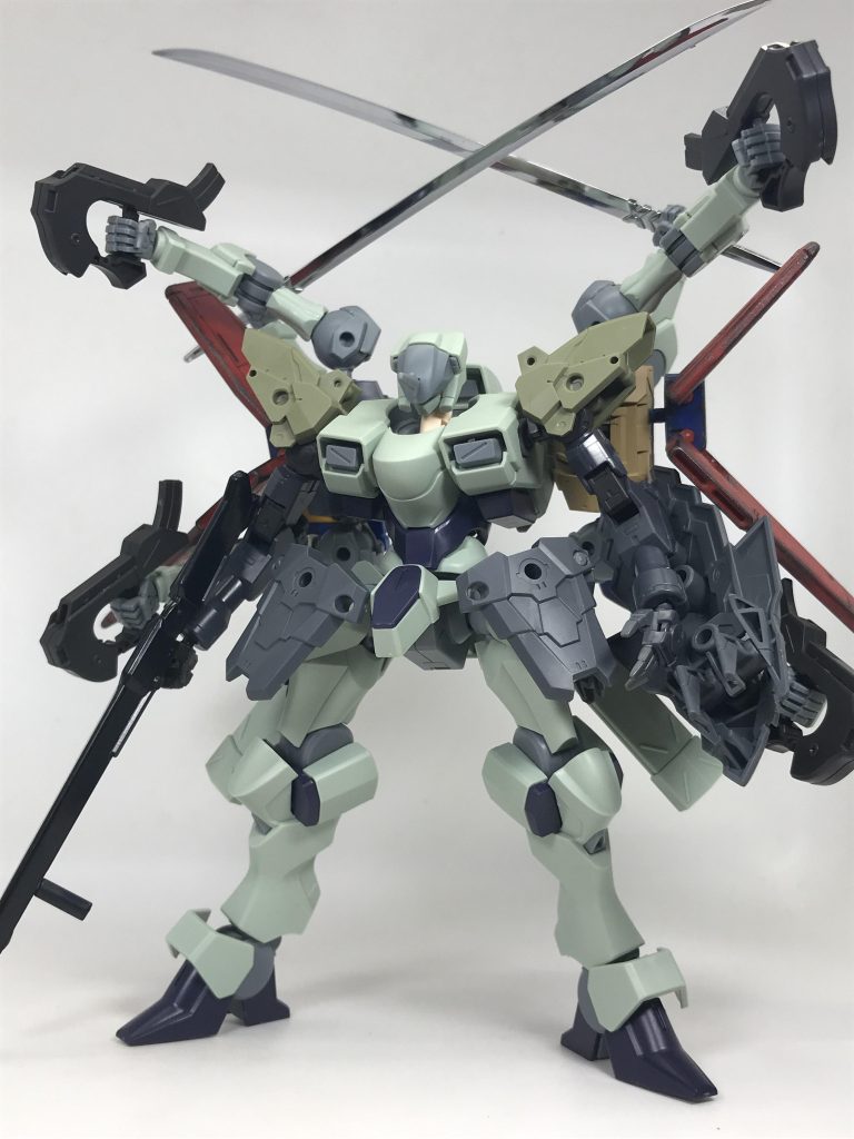 イメージ作りの段階最初はMG フルアーマーZZの余剰パーツのシールドを取り付けてみましたが…微妙だったのでボツに🤔塗装はサフは使用してません…塗料もタダじゃないので…お小遣い制の私は塗料を買うのもケチるのです🙄