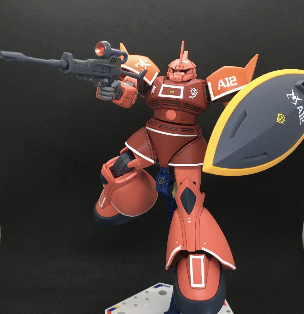 　リゲルグと同じくサイト部分はカスタマイズマテリアルの3Dメタリックシールを貼っています。ちなみにモノアイはクリア化を試みましたが穴を開ける位置を間違えた上、思ったより仕込める余地がないので諦めて付属のシールにしました。